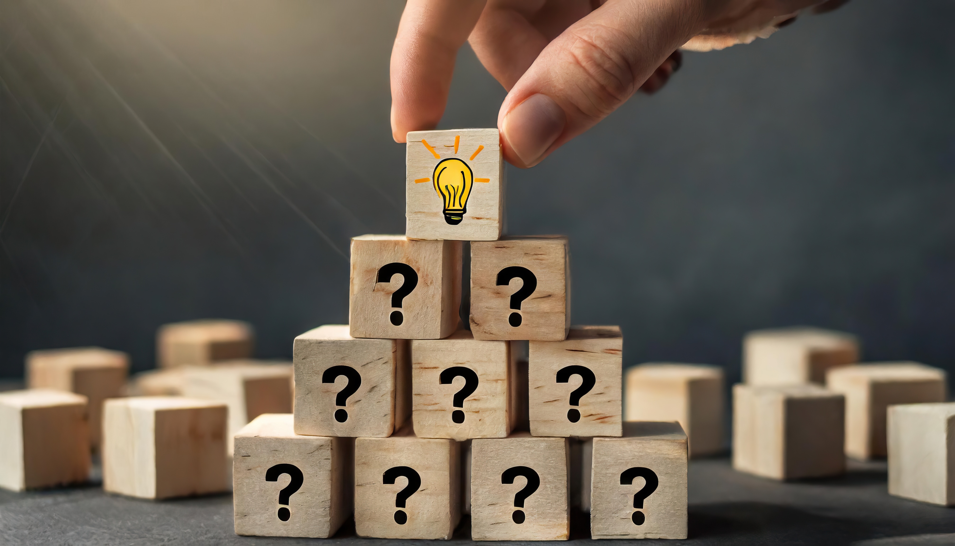 Bloques con signos de interrogación y una idea que representa preguntas y respuestas